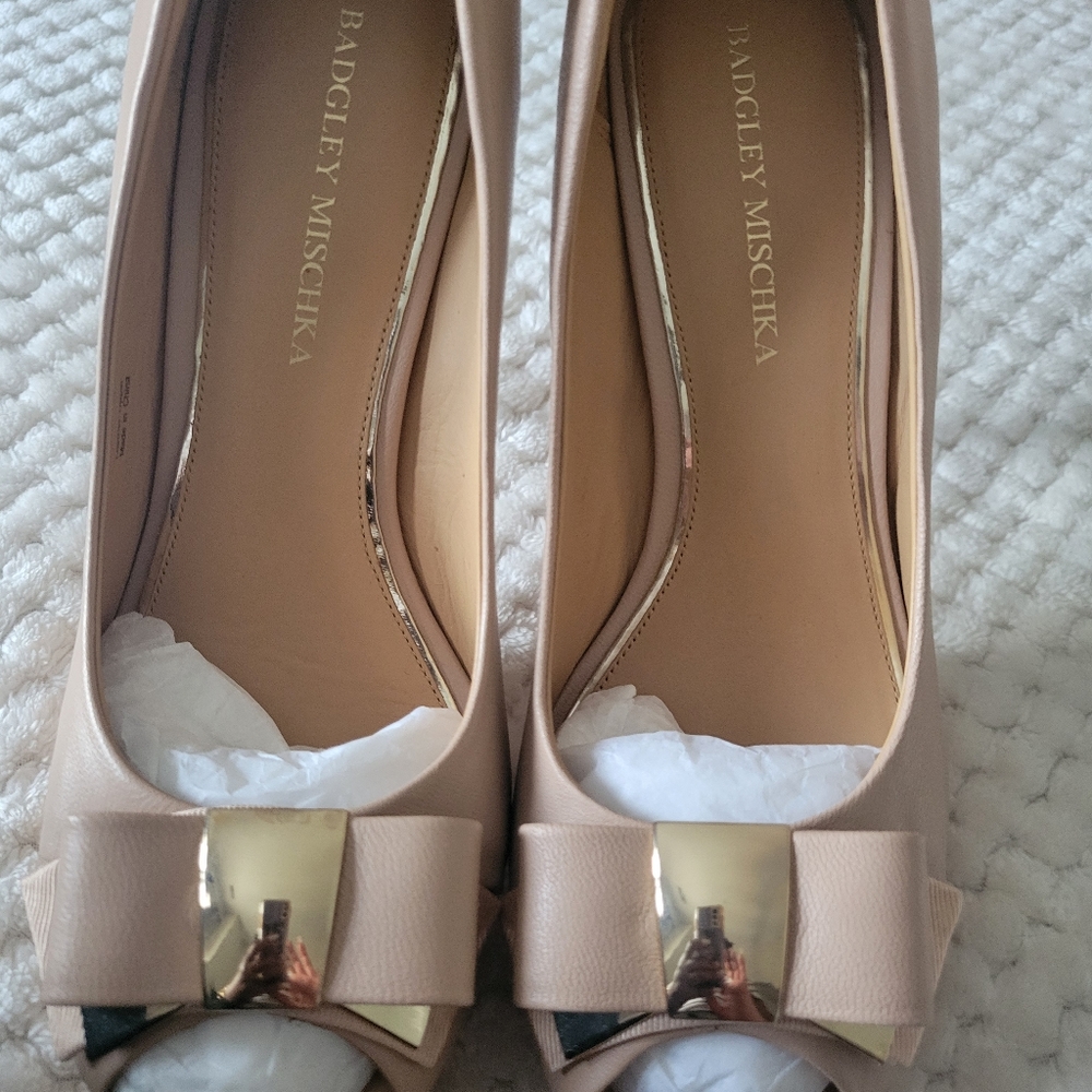 BADGLEY MISCHKA HEELS TAN, SIZE 9